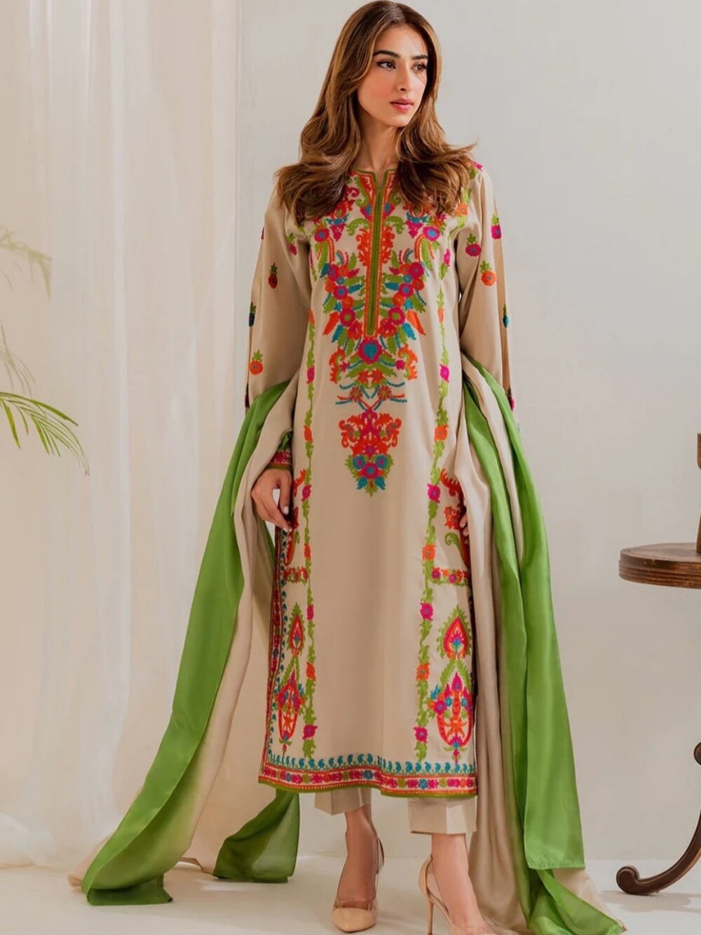 Vintage Embroidered Beige 3 Piece Suite In M/L Size (New)
